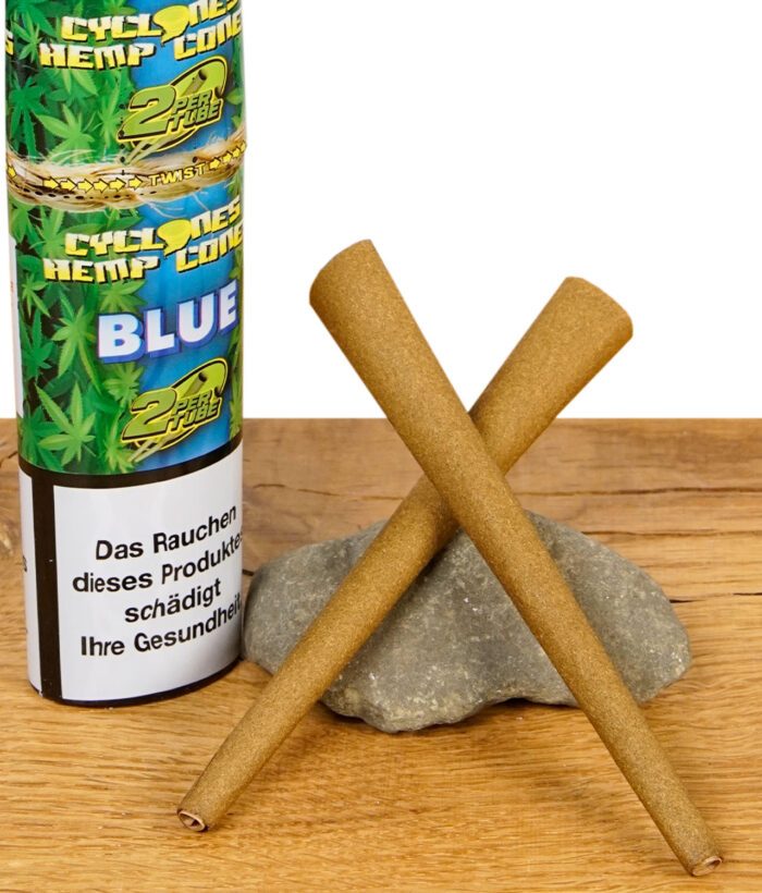 Nahaufnahme der Cyclones Hemp Blunts Blue vor Dose auf Holz, beide Cones über Kreuz gelegt
