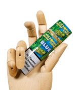 Verpackte Cyclones Hemp Blunts Blue mit Hanfblatt-Design, gehalten von einer Holzhand