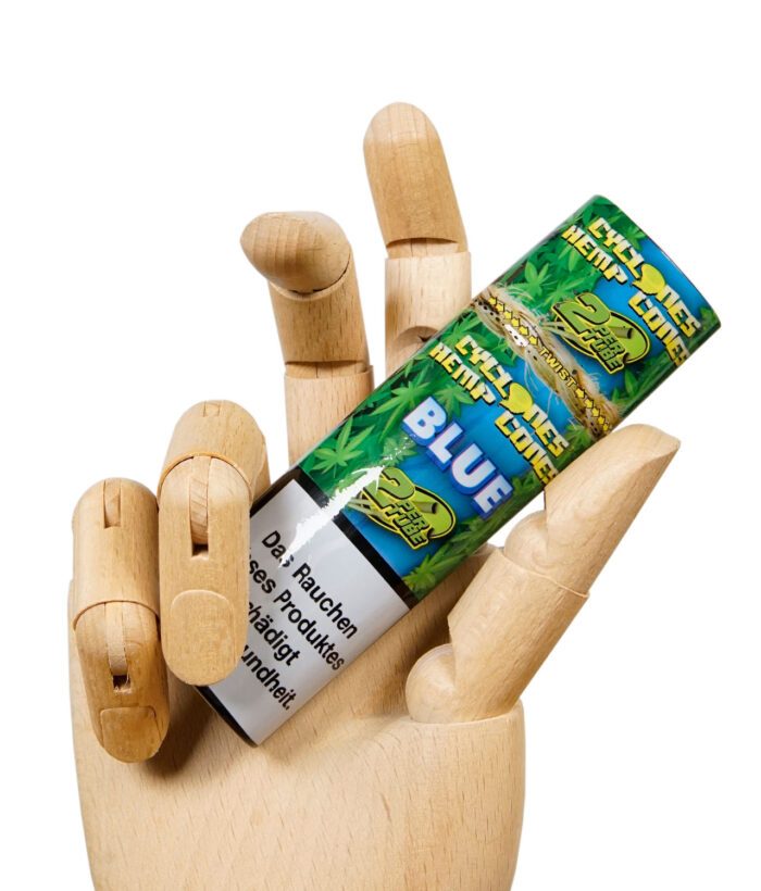 Verpackte Cyclones Hemp Blunts Blue mit Hanfblatt-Design, gehalten von einer Holzhand