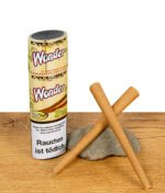 Cyclones XtraSlo Blunts Wonder samt Blunt-Verpackung aufgestellt vor Stein und Holzfläche