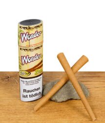 Cyclones XtraSlo Blunts Wonder samt Blunt-Verpackung aufgestellt vor Stein und Holzfläche