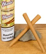 Zwei Cyclones XtraSlo Blunts Wonder über Kreuz vor geöffneter Verpackung auf Holztisch