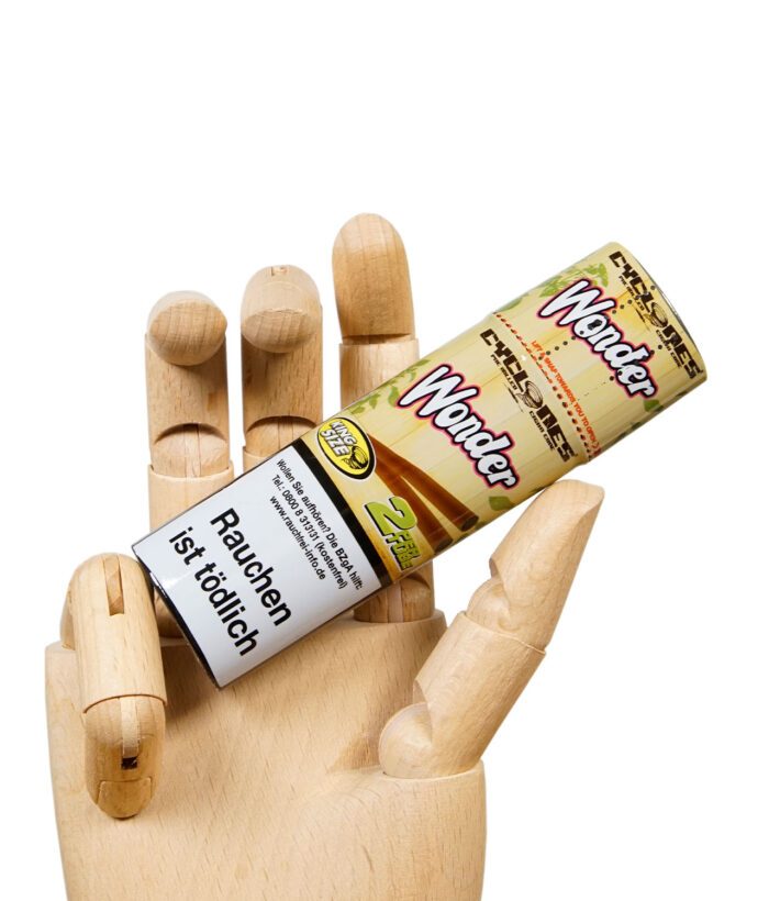 Verpackung der Cyclones XtraSlo Blunts Wonder in Holzhand gehalten, mit Warnhinweis
