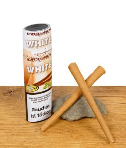 Zwei Cyclones Blunts White vor Stein aufgestellt, mit Verpackung im Hintergrund