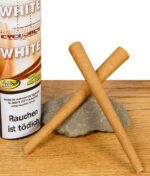 Cyclones Blunts White Display mit zwei vorgedrehten Blunts auf Holztisch