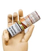 Cyclones Blunts White Verpackung mit King Size Label in Holzhand gehalten