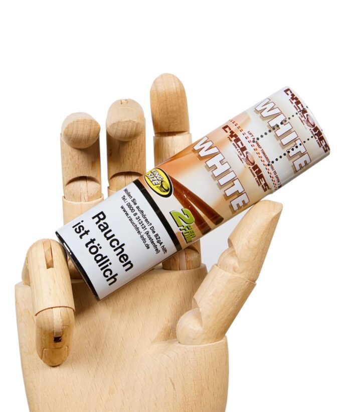 Cyclones Blunts White Verpackung mit King Size Label in Holzhand gehalten