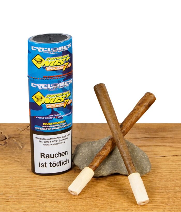 Zwei Cyclones Supreme NOS Blunts mit Holzfilter vor Verpackung auf Stein