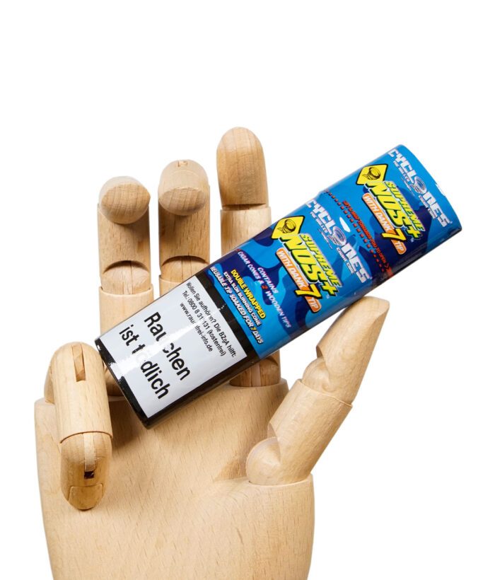 Cyclones Blunt Cones Supreme NOS mit blauer Verpackung in Holzhand
