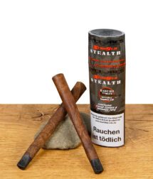 Zwei Cyclones XtraSlo Blunts Stealth mit schwarzem Filter kreuzweise vor der Dose auf Stein drapiert