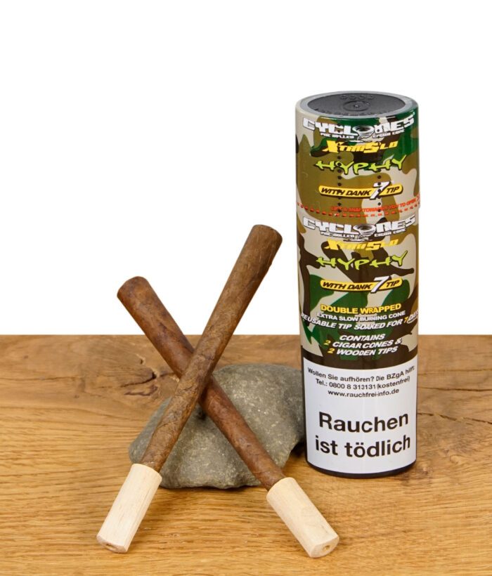 Cyclones Hyphy Bluntdose mit zwei Blunts auf grauem Stein, Verpackung mit Tarnmuster und gelber Schrift