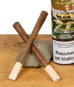 Zwei Cyclones XtraSlo Hyphy Blunts mit Holzfilter kreuzweise vor Dose und Stein arrangiert