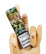 Cyclones XtraSlo Bluntdose Hyphy im Camouflage-Look, gehalten von einer Holzhand