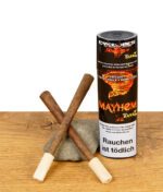 Zwei Cyclones XtraSlo Mayhem Blunts mit Holzfilter überkreuzt vor der schwarzen Bluntdose mit Flammen-Tornado