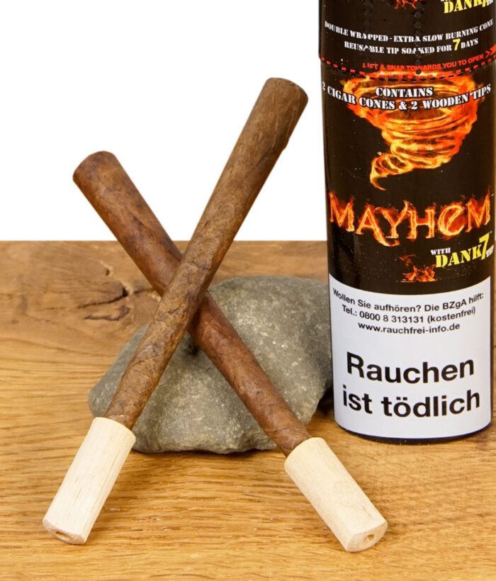 Nahaufnahme der Cyclones Mayhem Blunts vor der Dose mit brennendem Wirbelsturm auf dem Etikett