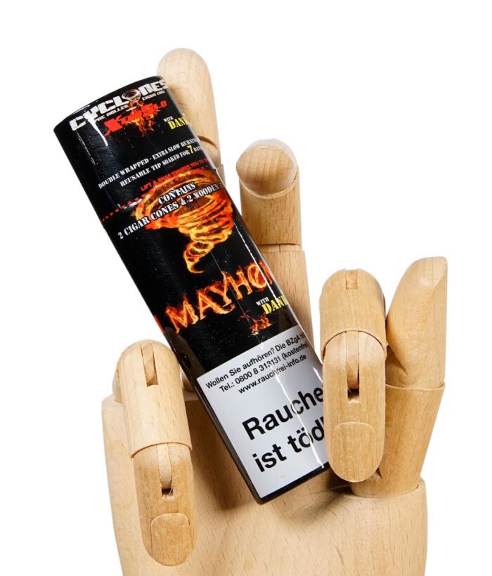 Cyclones XtraSlo Mayhem Bluntdose mit feurigem Design, gehalten von einer Holzhand
