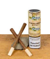Cyclones Cane Bluntdose mit zwei Blunts davor, inszeniert auf Holzuntergrund mit Stein