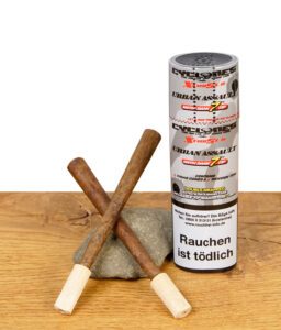 Zwei Cyclones XtraSlo Urban Assault Blunts mit weißen Holzfiltern, vor der silbernen Dose inszeniert