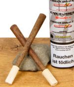 Nahaufnahme der Cyclones Urban Assault Blunts mit Dose im Hintergrund und rustikalem Holzuntergrund