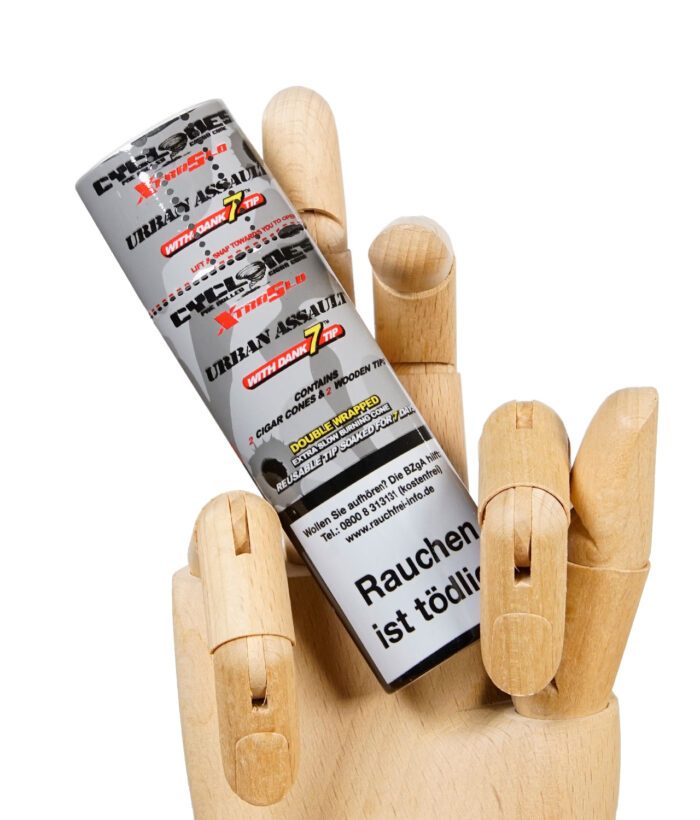 Cyclones XtraSlo Urban Assault Bluntdose mit Graffiti-inspiriertem Design in einer Holzhand gehalten