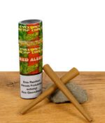 Cyclones Red Alert auf einem Holztisch mit zwei aufeinander liegenden Blunts stehend.