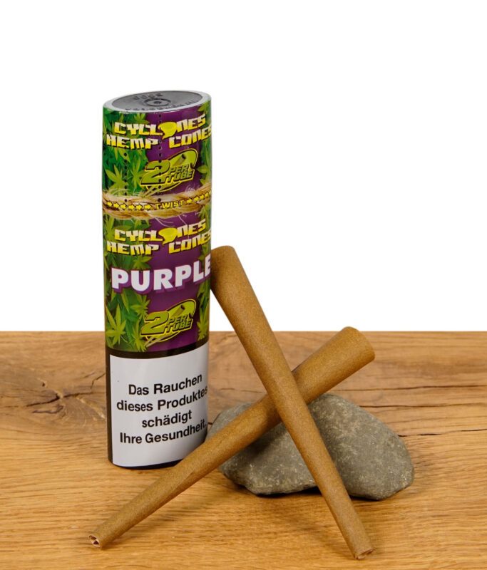 Zwei Cyclones Hemp Blunts Purple liegen überkreuz vor der Verpackung auf einem Holztisch – vorgerollte Hanf-Cones mit fruchtigem Aroma.