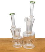 Blaze Recyclerbong mit Perkolator – zwei Größen (NS14 & NS19) im Vergleich mit grünem Mundstück und Trommelperkolator