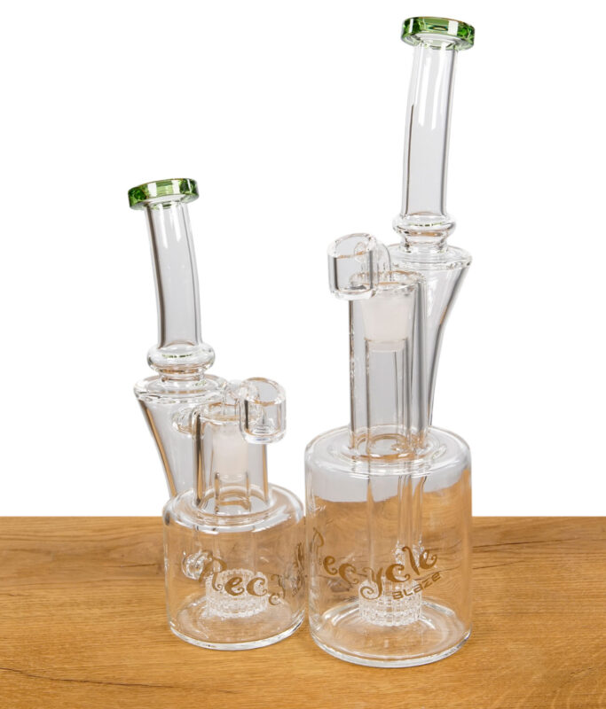 Blaze Recyclerbong mit Perkolator – zwei Größen (NS14 & NS19) im Vergleich mit grünem Mundstück und Trommelperkolator