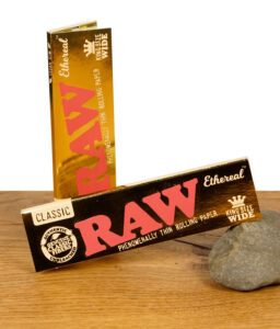 RAW Ethereal Papers King Size Wide – ungebleichte Blättchen im goldenen Etui mit klassischem RAW-Design