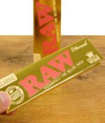 Detailaufnahme der RAW Ethereal King Size Wide Verpackung – reflektierender Goldlook