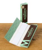 Geöffnete Packung Mascotte Brown Slim Combi mit sichtbaren Filtertips und Papers.