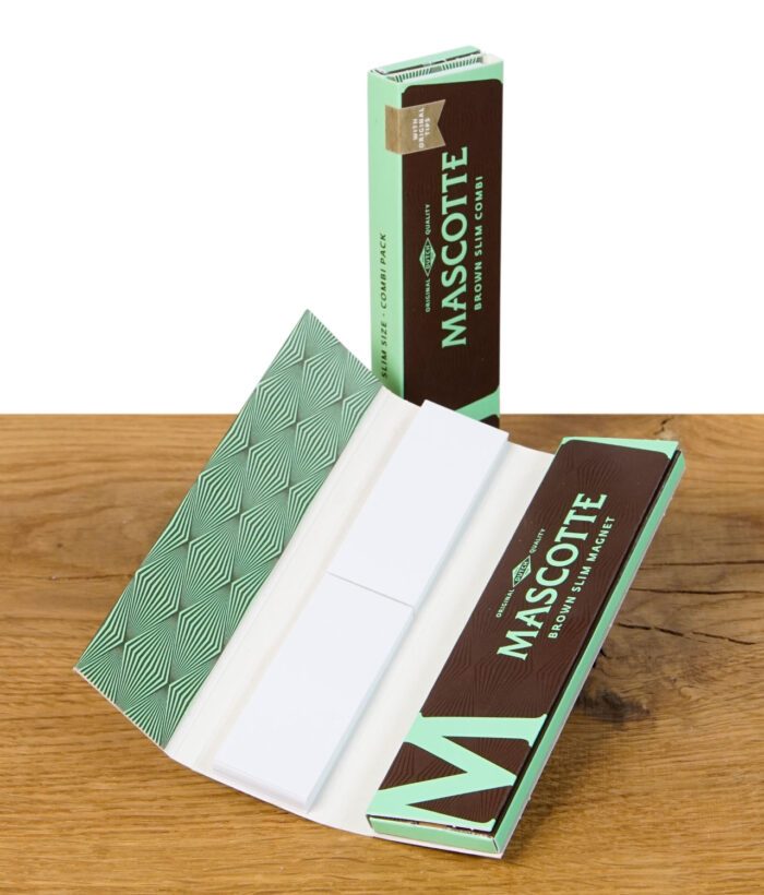 Geöffnete Packung Mascotte Brown Slim Combi mit sichtbaren Filtertips und Papers.