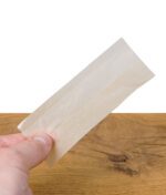 Einzelnes Mascotte Brown Slim King Size Paper wird von einer Hand gehalten.