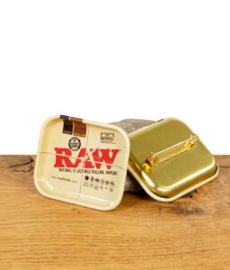 raw-tiny-tray-anstecker-3.jpg