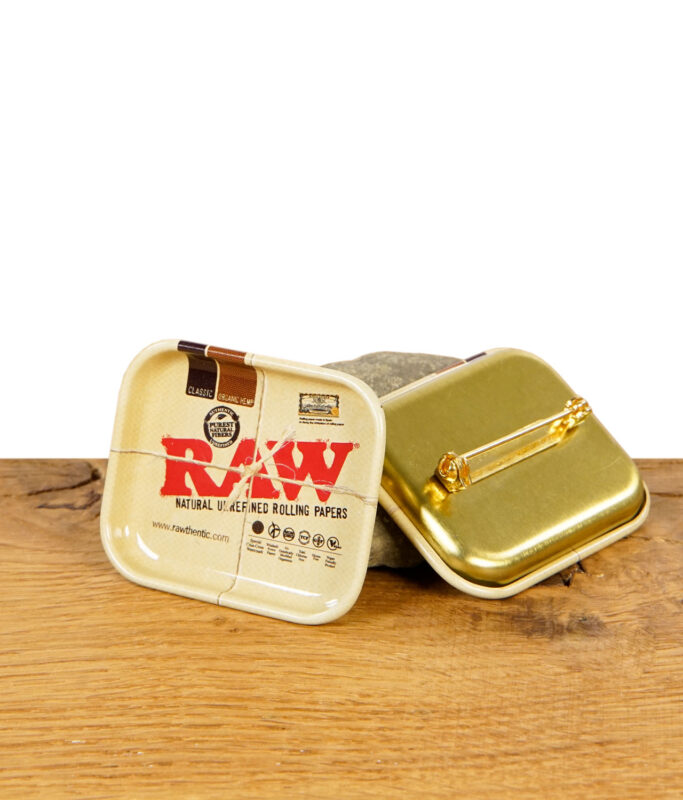 raw-tiny-tray-anstecker-3.jpg