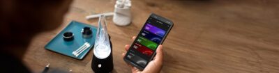 Puffco Peak Pro Vaporizer mit aktivierter Puffco App auf Smartphone zur präzisen Temperatursteuerung. auf Holztisch