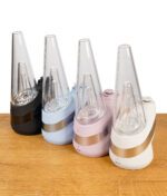 Vier Puffco New Peak Vaporizers in den Farben Cloud, Onyx, Bliss und Sky nebeneinander auf Holz.