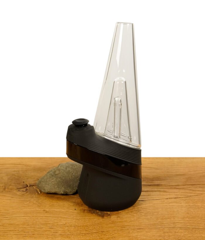 Puffco New Peak Onyx Schwarz auf Holz.