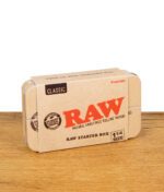 RAW Starter Box Classic 1¼ stehend auf Holztisch mit sichtbarem Sleeve