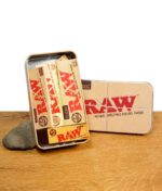 Geöffnete RAW Starter Box Classic 1¼ mit eingeräumten Papers und Tips in Metallbox
