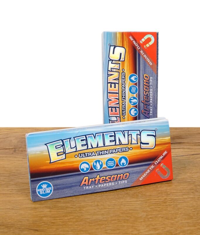 Zwei Packungen Elements Artesano King Size Slim Papers mit Tips, stehend und liegend, mit gut sichtbarem Branding und Magnetverschluss.