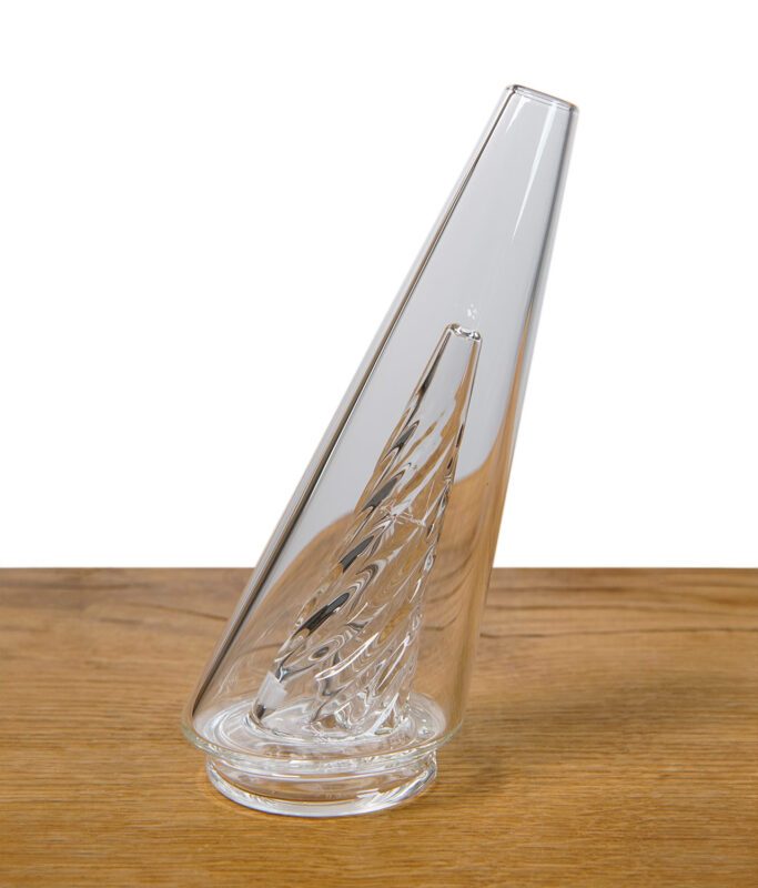 Puffco Peak Pro Glas 2.0 schräg fotografiert, mit sichtbarer Spiralstruktur im Inneren