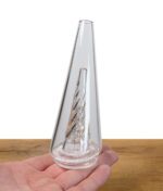 Puffco Peak Pro Glas 2.0 in einer Hand gehalten, um die Größe zu zeigen