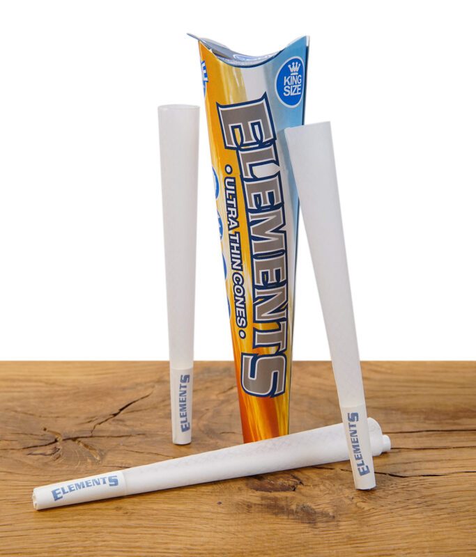 Drei vorgedrehte Elements Ultra Thin Cones im King Size Format vor geöffneter Verpackung mit auffälligem Branding.