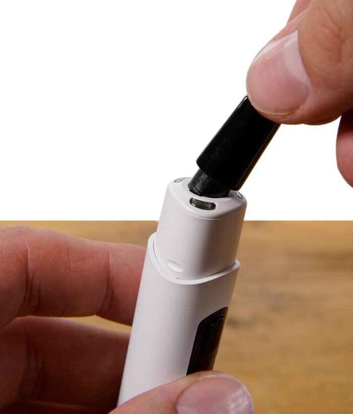 Hand setzt die Ersatz-Heizspitze in das weiße Black Leaf Hot Knife LED mit Thermometer ein.