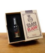 RAW Glas-Joint-Halter in Flaschenform in geöffneter Geschenkverpackung mit Schaumstoffeinlage