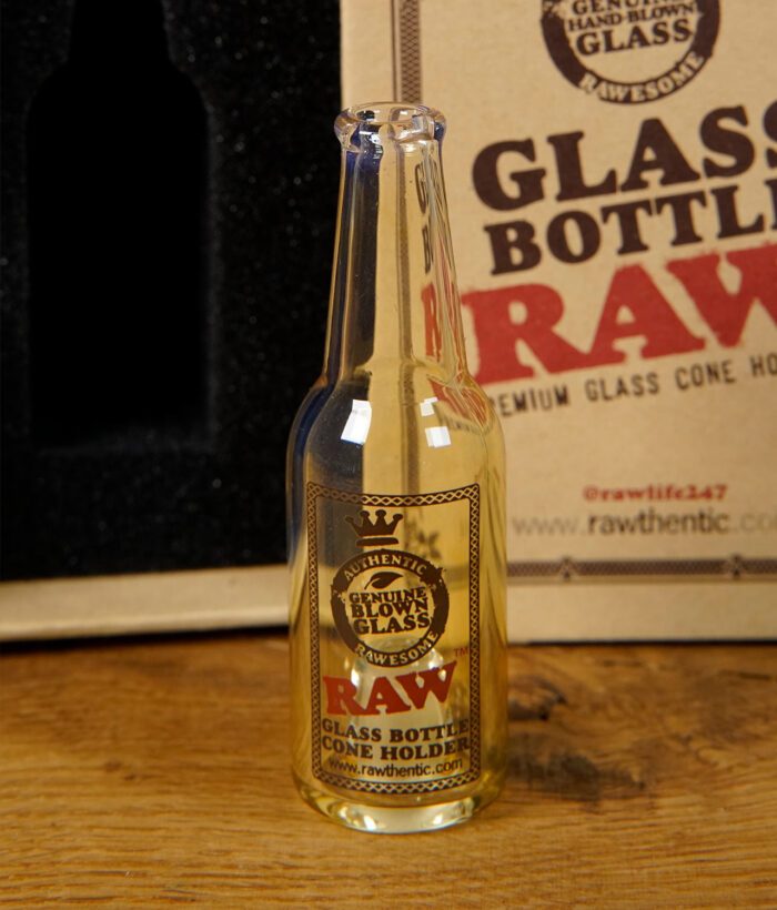 Nahaufnahme der RAW Glasflasche mit Logo und Schriftzug auf der Vorderseite