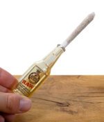 Hand hält RAW Glasfilter mit eingestecktem Cone nach oben