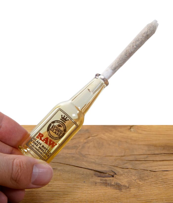 Hand hält RAW Glasfilter mit eingestecktem Cone nach oben