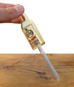 RAW Glasflasche mit Cone nach unten, in der Hand gehalten